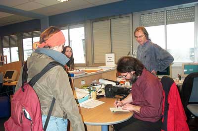 Alain Le Flohic (� droite) et Jean-Hugues Oppel lors d'une rencontre avec de jeunes lecteurs du lyc�e H.Avril de Lamballe - 17.8&nbsp;ko